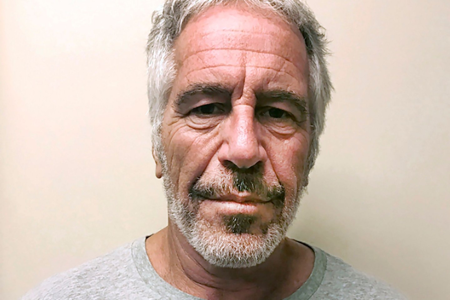 Wurde rund einen Monat nach der Festnahme tot in seiner Zelle gefunden: Jeffrey Epstein.